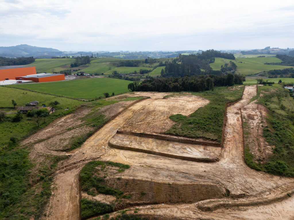 Ruas do Loteamento Spatium Reviver em obras, vistas de drone