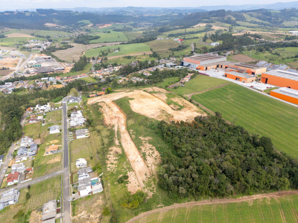 Loteamento Spatium Reviver com a cidade de Pouso Redondo ao fundo