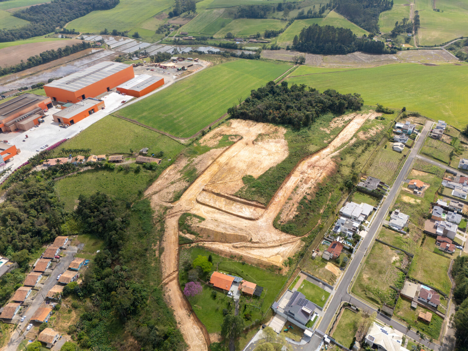 Vista de drone do Loteamento Spatium Reviver e das ruas em abertura, em Pouso Redondo-SC